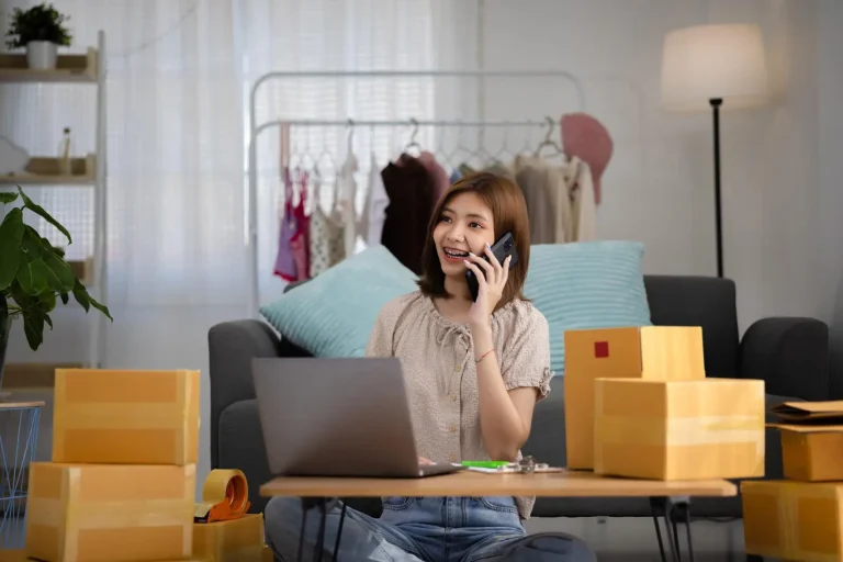 แม่ค้าออนไลน์กำลังยิ้มและให้คำปรึกษากับลูกค้า